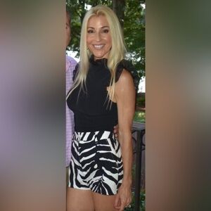 Alice + Olivia Black Ruffled Sleeveless Top